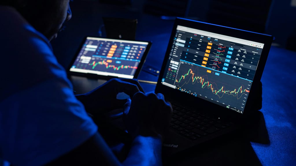 Hombre en internet analizando trades de la bolsa para indicar las posibles variaciones de la misma